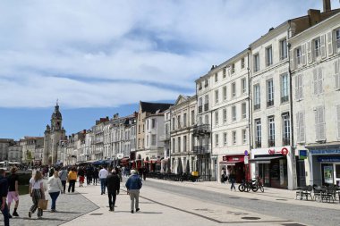 Güneşli bir günde bar ve restoranlarıyla La Rochelle 'in Duperre rıhtımında