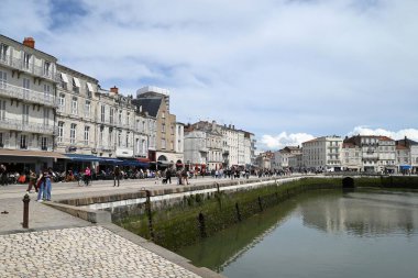La Rochelle 'deki Duperre rıhtımında barlar ve restoranlar var.