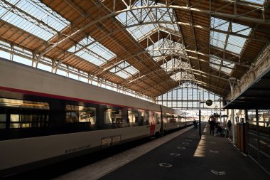 La Rochelle tren istasyonunun içinde bir TGV treni peronda durdu.