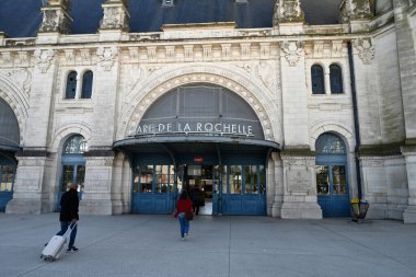 La Rochelle tren istasyonuna giren gezginler