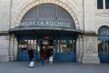 La Rochelle tren istasyonuna giren gezginler 