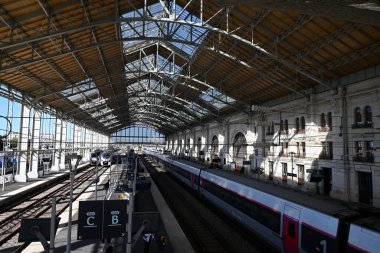 La Rochelle tren istasyonunun içinde bir TGV treni peronda durdu.