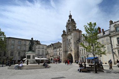 La Rochelle şehrinin eski kapısı Grosse Horloge olarak bilinir.