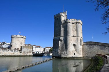 Arka planında zincir kulesi olan Saint-Nicolas de La Rochelle turu. 
