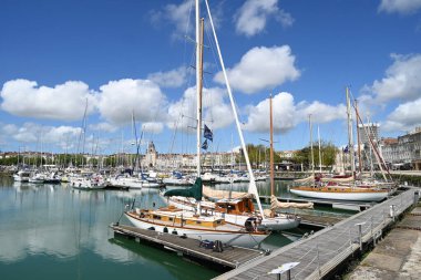 Güneşli bir günde La Rochelle marinası