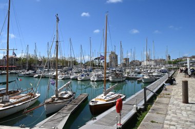Güneşli bir günde La Rochelle marinası