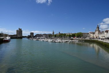 Saint-Nicolas Kulesi ve Zincir Kulesi olan La Rochelle Limanı.
