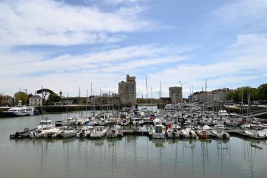 Saint-Nicolas Kulesi ve Zincir Kulesi olan La Rochelle Limanı.