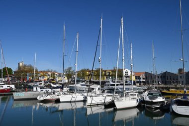 Güneşli bir günde La Rochelle marinası 