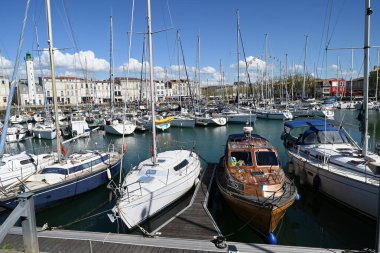 Güneşli bir günde La Rochelle marinası 