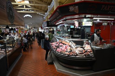 La Rochelle 'in dükkanları ve müşterileriyle iç mekan manzarası.
