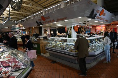 La Rochelle 'in dükkanları ve müşterileriyle iç mekan manzarası.