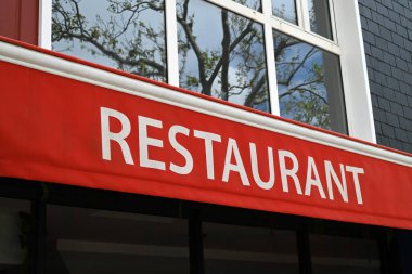 Restoran kelimesinin yazılı olduğu ticari tente.