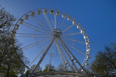 Güneşli bir günde La Rochelle Dönme dolabı 
