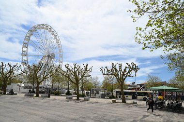 Kumandan De la Motte Rouge meydanından görülen La Rochelle dönme dolabı.