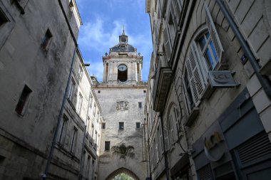 La Rochelle 'in Grosse Horloge' u Palais Caddesi 'nden görüldü.