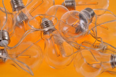 Sarı arka planda elektrik ampullerinin çelengi 