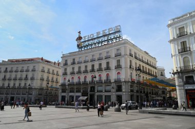 Güneşli bir günde Madrid 'de turistlerle Puerta del Sol 