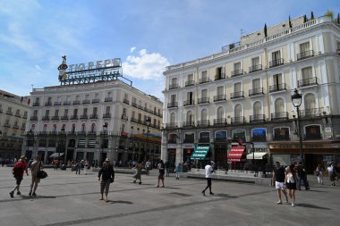 Güneşli bir günde Madrid 'de turistlerle Puerta del Sol 