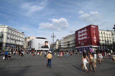 Güneşli bir günde Madrid 'de turistlerle Puerta del Sol