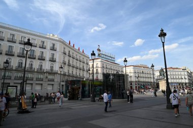 Güneşli bir günde Madrid 'de turistlerle Puerta del Sol 