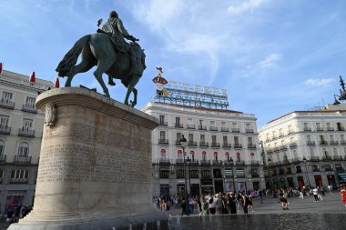Miguel Angel Rodrguez tarafından yapılmış ve Madrid, Puerta del Sol 'da bulunan Carlos 3' ün binicilik heykeli.