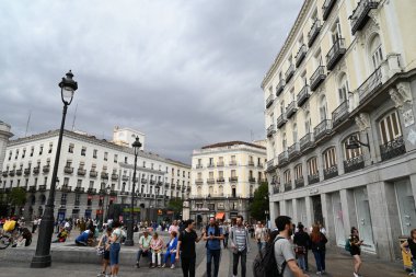 Bulutlu bir günde Madrid 'de turistlerle Puerta del Sol