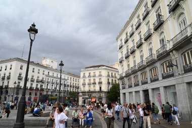 Bulutlu bir günde Madrid 'de turistlerle Puerta del Sol