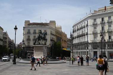 Madrid 'de Puerta del Sol' da Miguel Angel Rodriguez tarafından yapılan III. Carlos 'un binicilik heykeliyle.