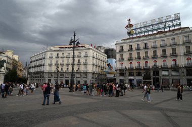 Bulutlu bir günde Madrid 'de turistlerle Puerta del Sol