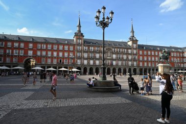 Güneşli bir günde Madrid Plaza Belediye Başkanı 'nı gezen turistler