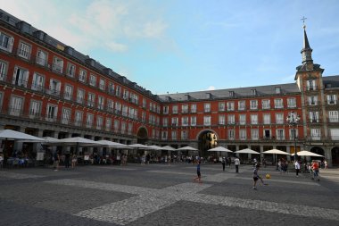 Madrid 'deki Plaza Mayor turistleri ve kafe teraslarıyla