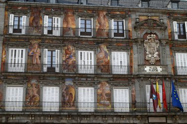 Arka planda Madrid Plaza Belediye Başkanı 'nın boyalı freskleri ve bayrakları