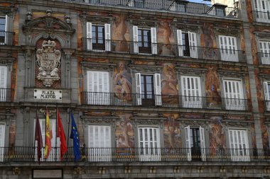 Arka planda Madrid Plaza Belediye Başkanı 'nın boyalı freskleri ve bayrakları