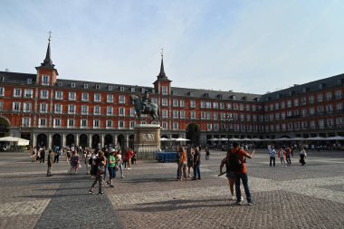 Madrid Plaza Belediye Başkanı, turistleri ve Juan de Bolonia tarafından yapılan ve Pietro Tacca tarafından tamamlanan Philip III 'ün binicilik heykeli. 
