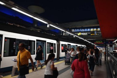 Nuevos Ministerio istasyonunda Madrid metrosundan çıkan yolcular