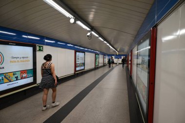 Madrid metrosunun Nuevos Ministerio istasyonunun koridorunda yürüyen yolcular