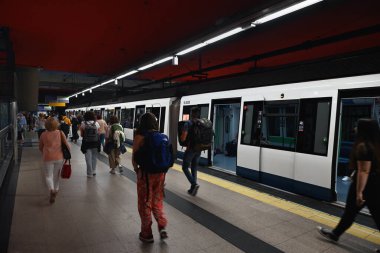 Nuevos Ministerio istasyonunda Madrid metrosundan çıkan yolcular