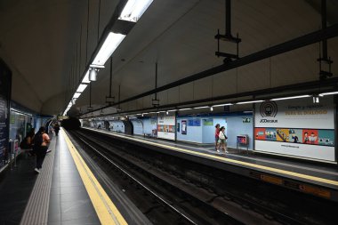 Madrid Metro Tribunal istasyonunun platformunda gezginler