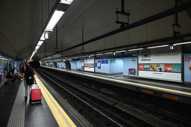 Madrid Metro Tribunal istasyonunun platformunda gezginler
