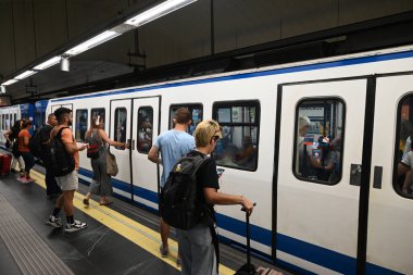 Madrid 'deki Tribunal istasyonundan metroya binen yolcular 