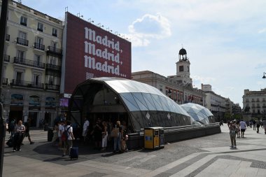 Madrid 'de Puerta del Sol' da bulunan Sol metro istasyonunun girişi yolcularla dolu.