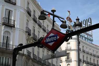 Madrid 'deki Sol metro istasyonunun girişini gösteren bir tabela.