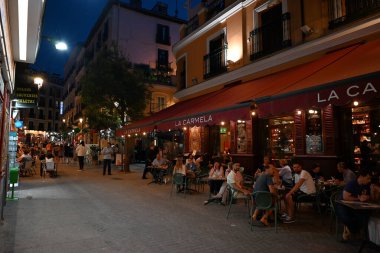 Madrid 'deki Victoria Caddesi' ndeki La Carmela restoranının terasındaki müşteriler. 