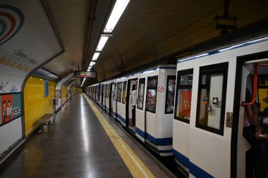 Madrid 'deki Acacias İstasyonu Metro ve Platformu