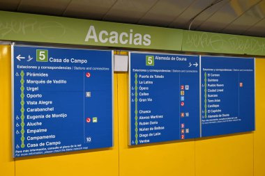 Madrid 'deki Acacias istasyonunda metro hattı 5' in bilgi paneli
