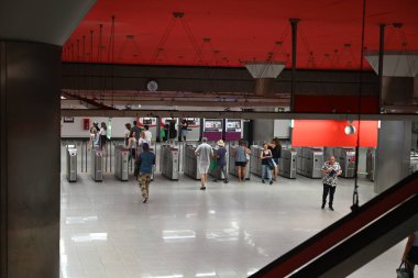 Madrid 'deki Acacias İstasyonu' ndaki metro hattının 5 numaralı bilet kapısında gezginler var. 