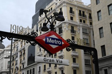 Madrid 'deki Gran Via metro istasyonunun girişini gösteren bir tabela.