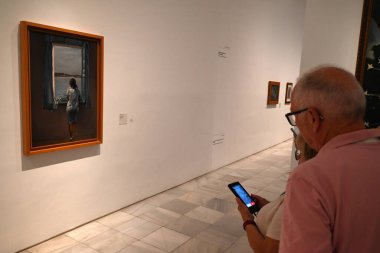 Salvador Dali 'nin 1925' te yaptığı ve Madrid 'deki Reina Sofia Müzesi' nde sergilenen ressam kızın önündeki ziyaretçi.