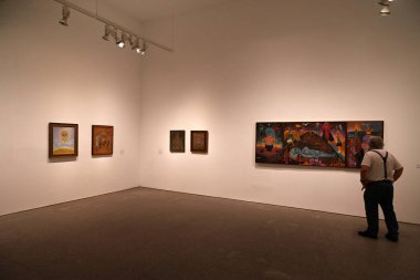 1948 'de Antoni Tapies tarafından yapılan Triptych' in önündeki adam Madrid 'deki Reina Sofia Müzesi' nde sergilendi.